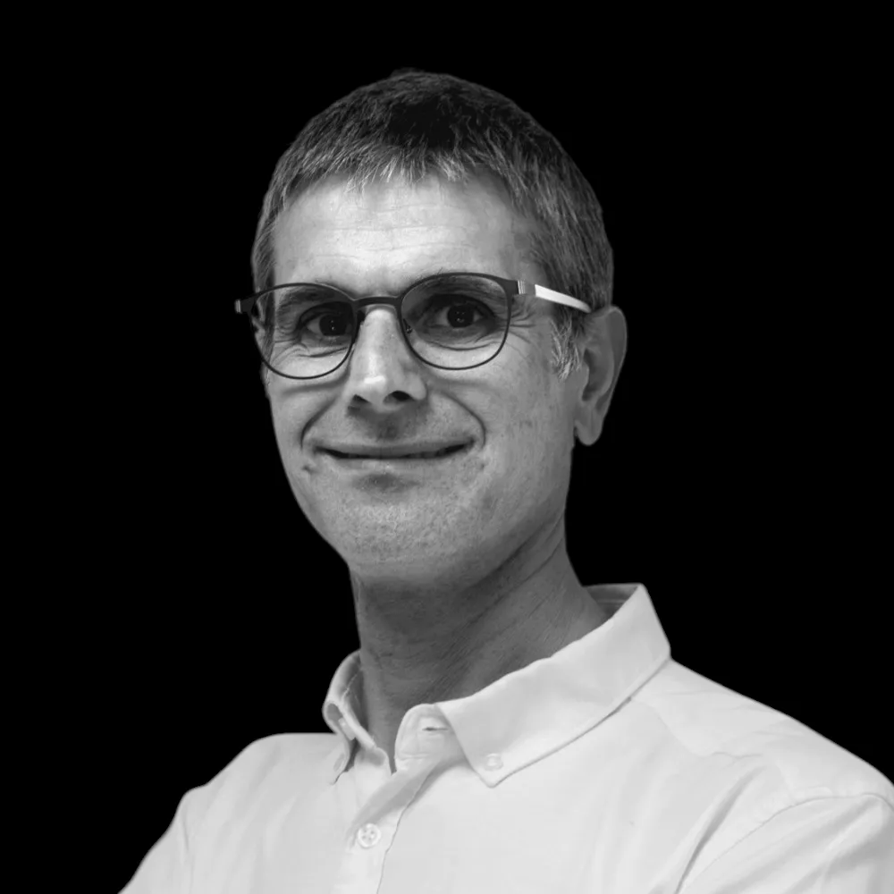Portrait of David González, photography in black and white.