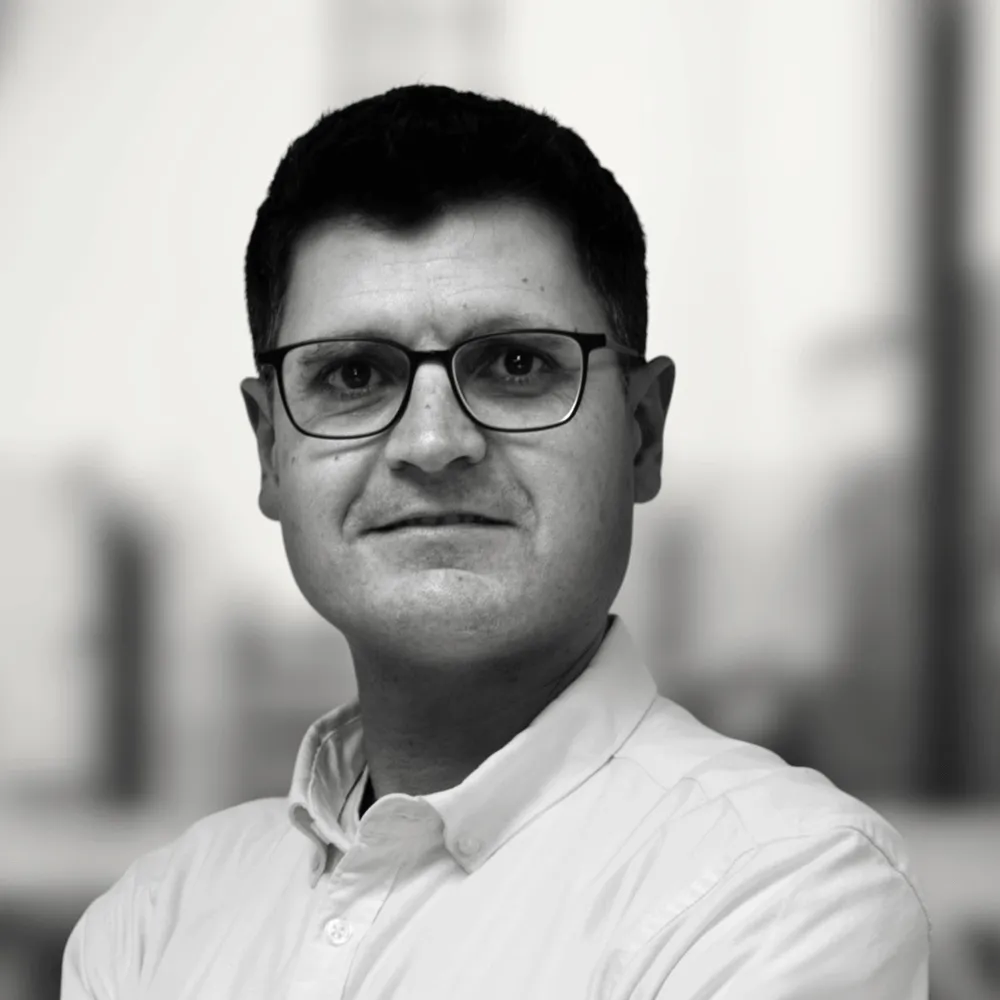 Portrait of Carlos de la Torre, photography in black and white.